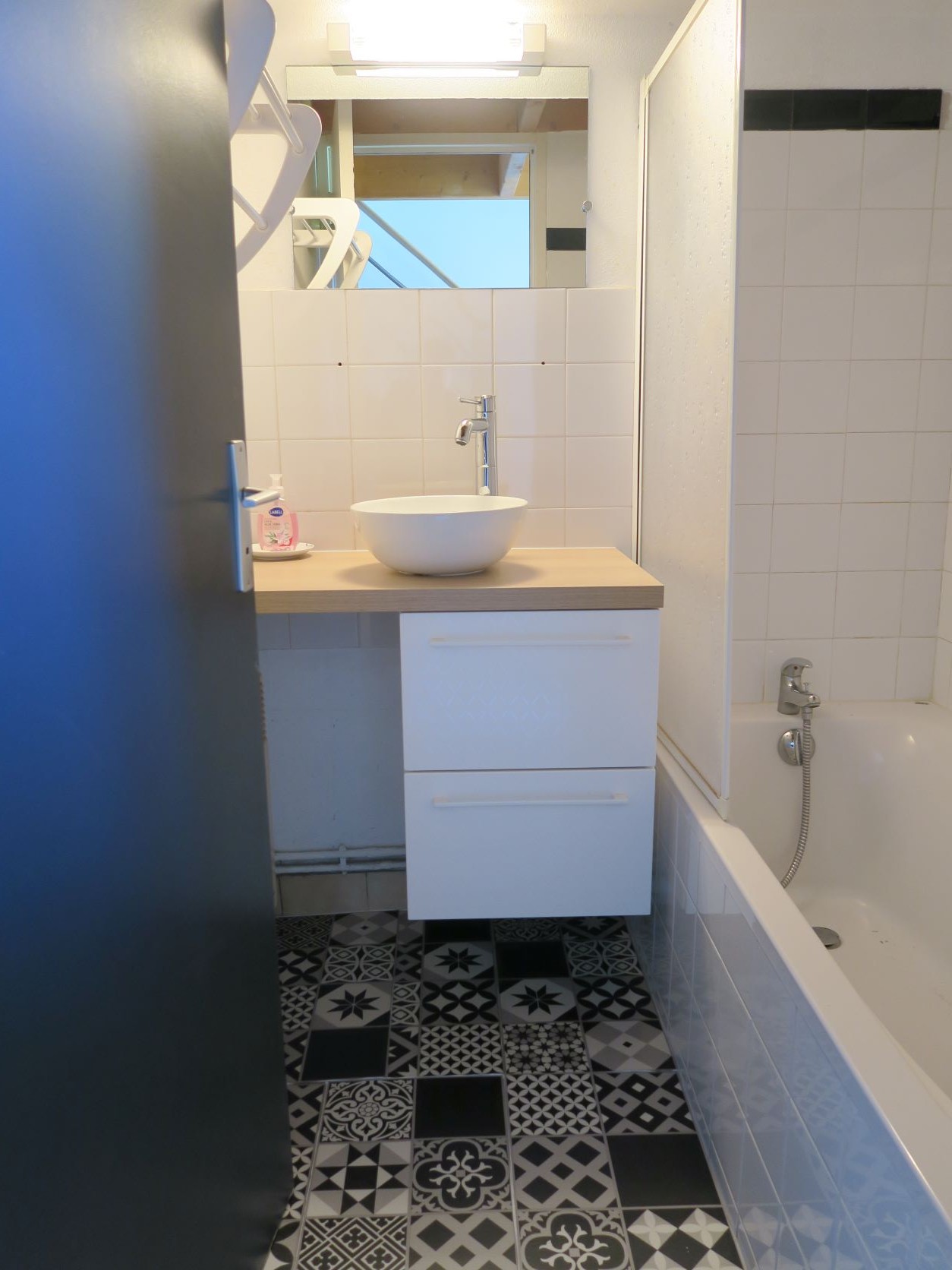 Hire Guyodo, bathroom
