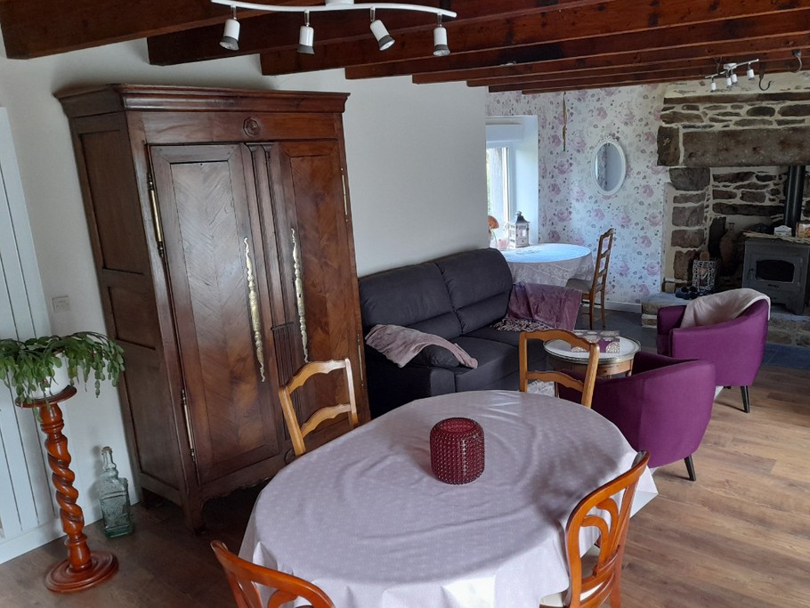 Maison, location Clévacances Bourbriac (Côtes d'Armor, Bretagne) --pièce à vivre vue plongeante depuis l'escalier qui conduit aux chambres