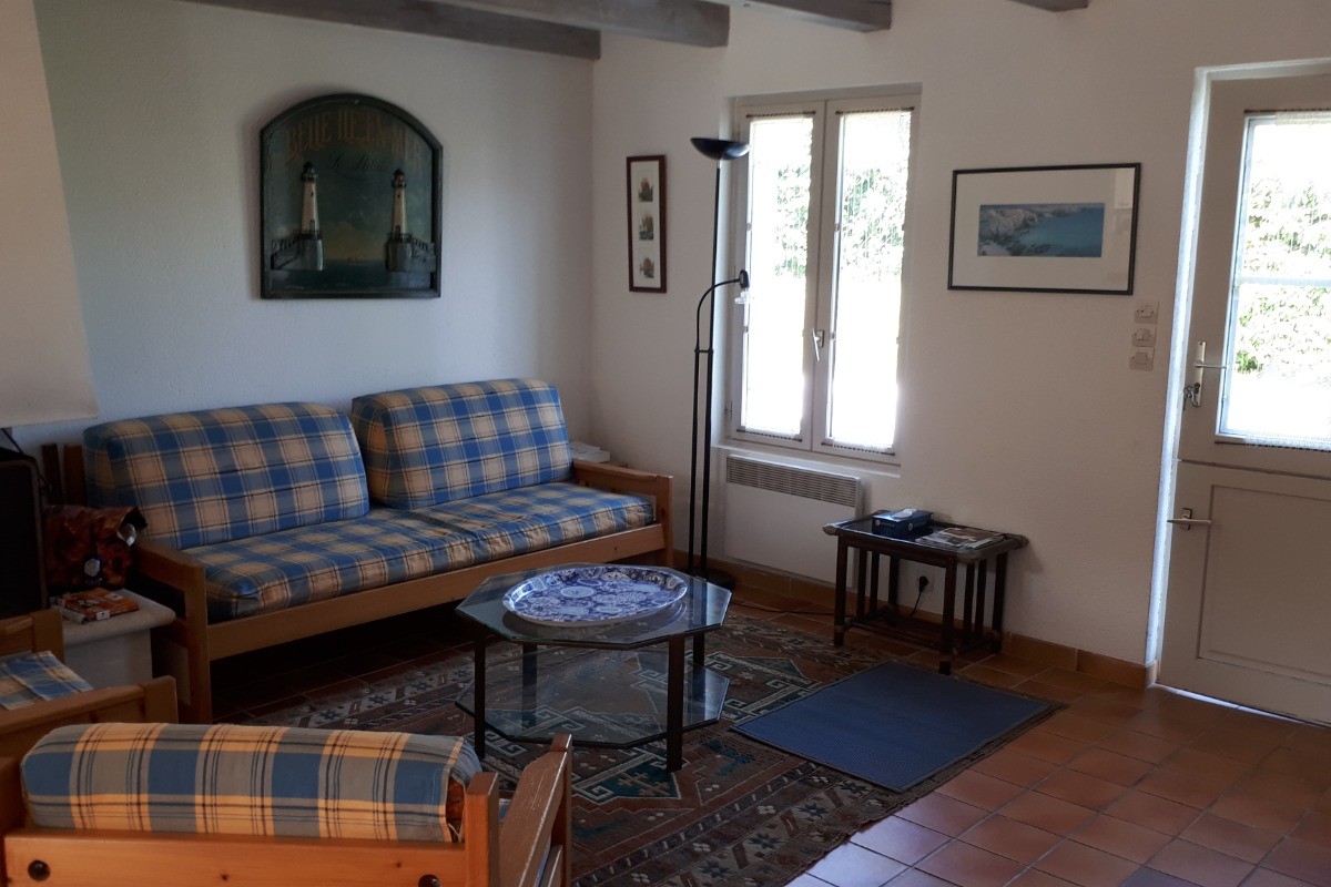 Le coin salon vers la porte d'entrée