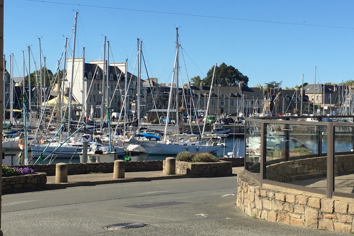 Vue du bout de la rue ( Port de Paimpol )