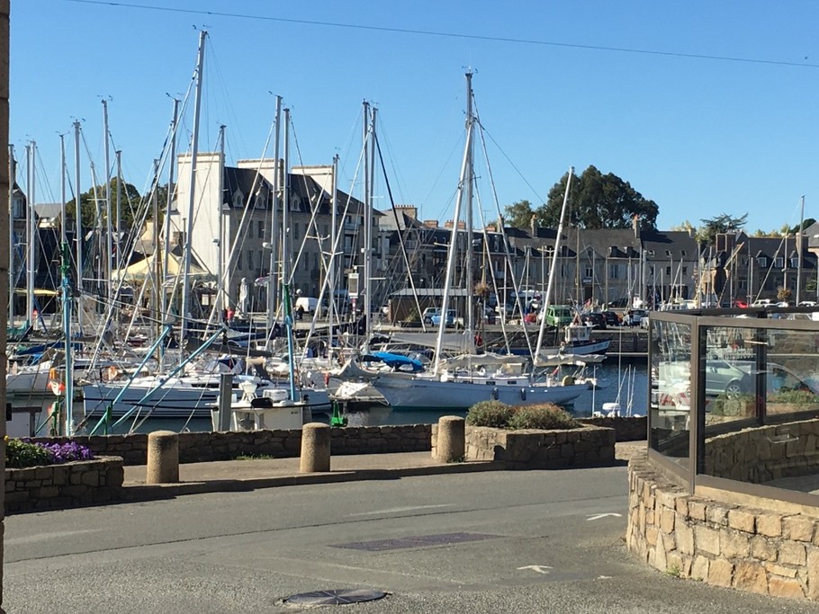 Vue du bout de la rue ( Port de Paimpol )