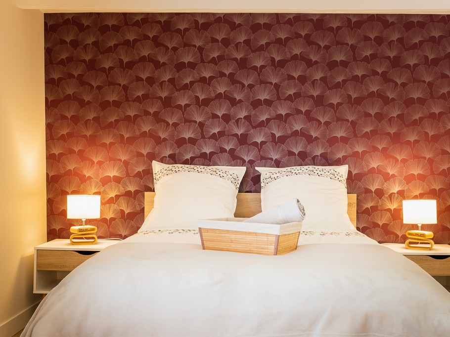 Chambre Côté Jardin pour 2 personnes avec penderie et bureau avec chaise (lit 140 cm).