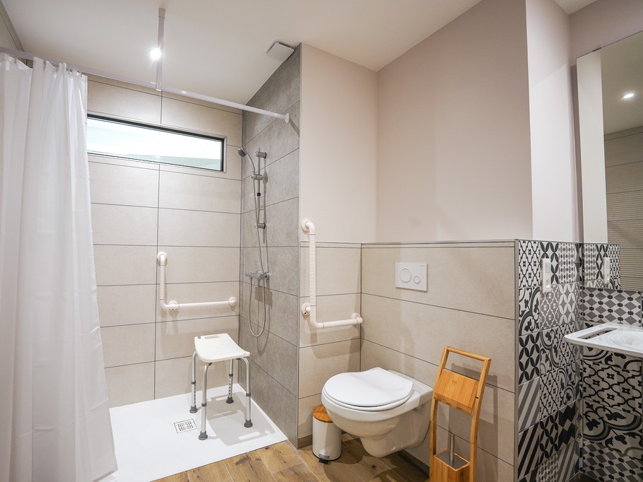 Salle d'eau PMR attenante à la chambre 1 - LIN - Grand loggia