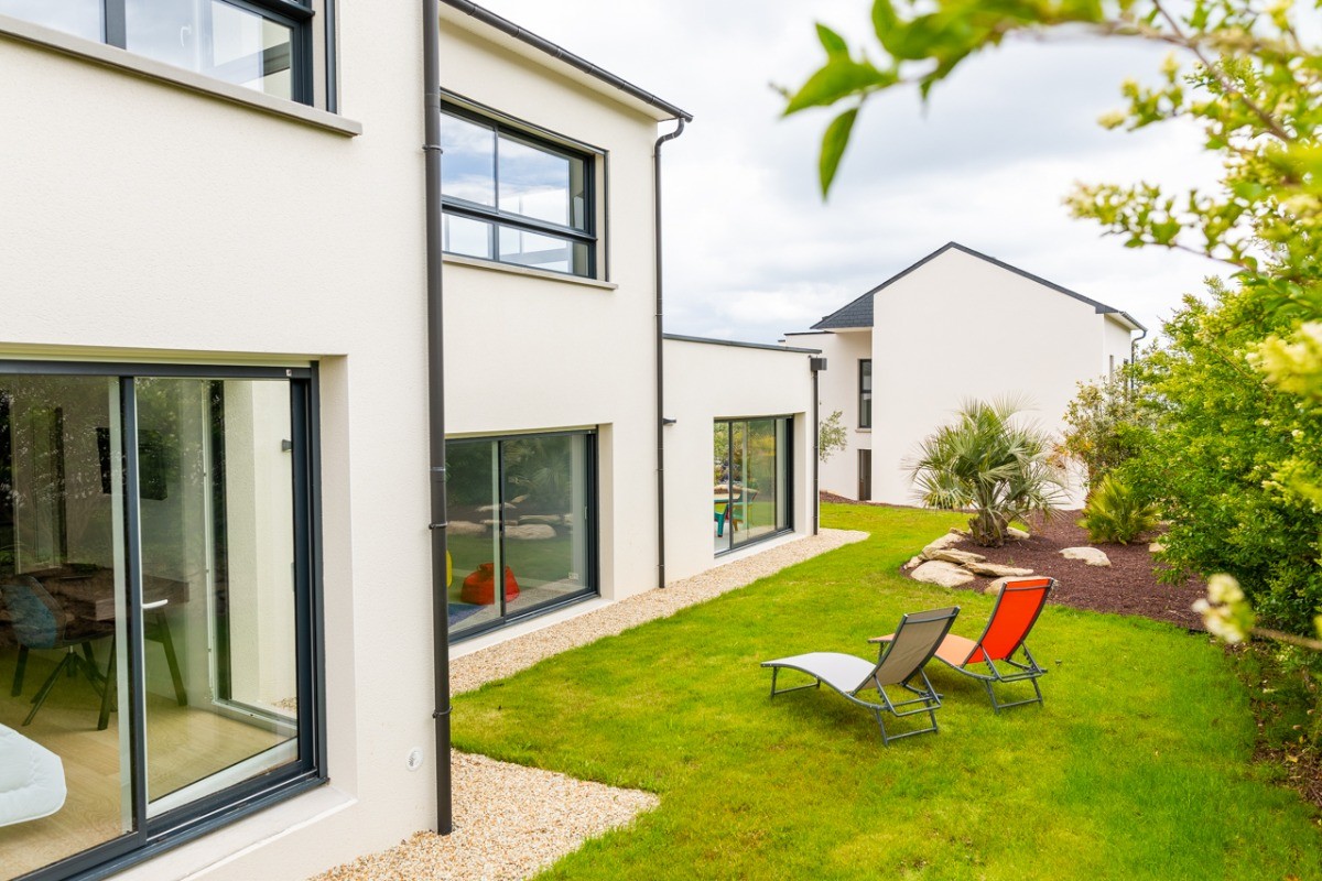 Jardin avec transats