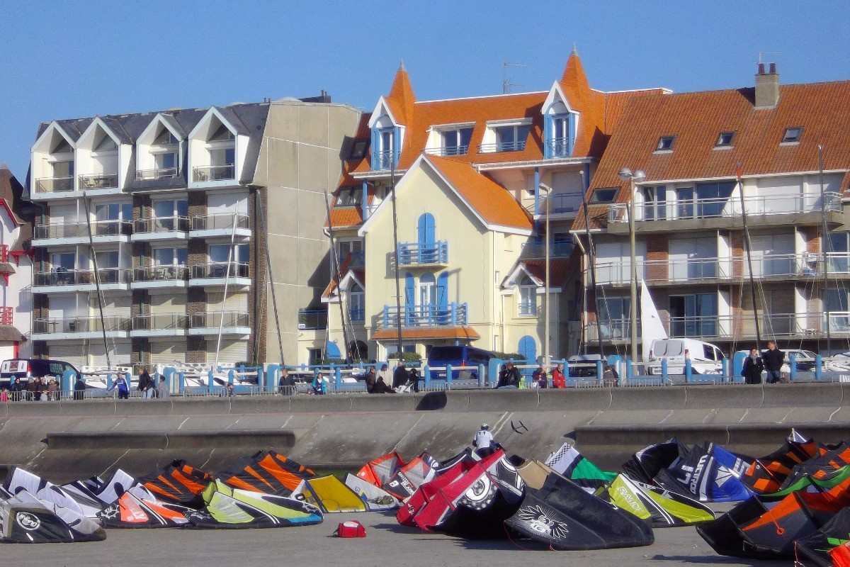 FRENCH KYTE CHAMPIONSHIP IN FRONT OF THE RESIDENCE