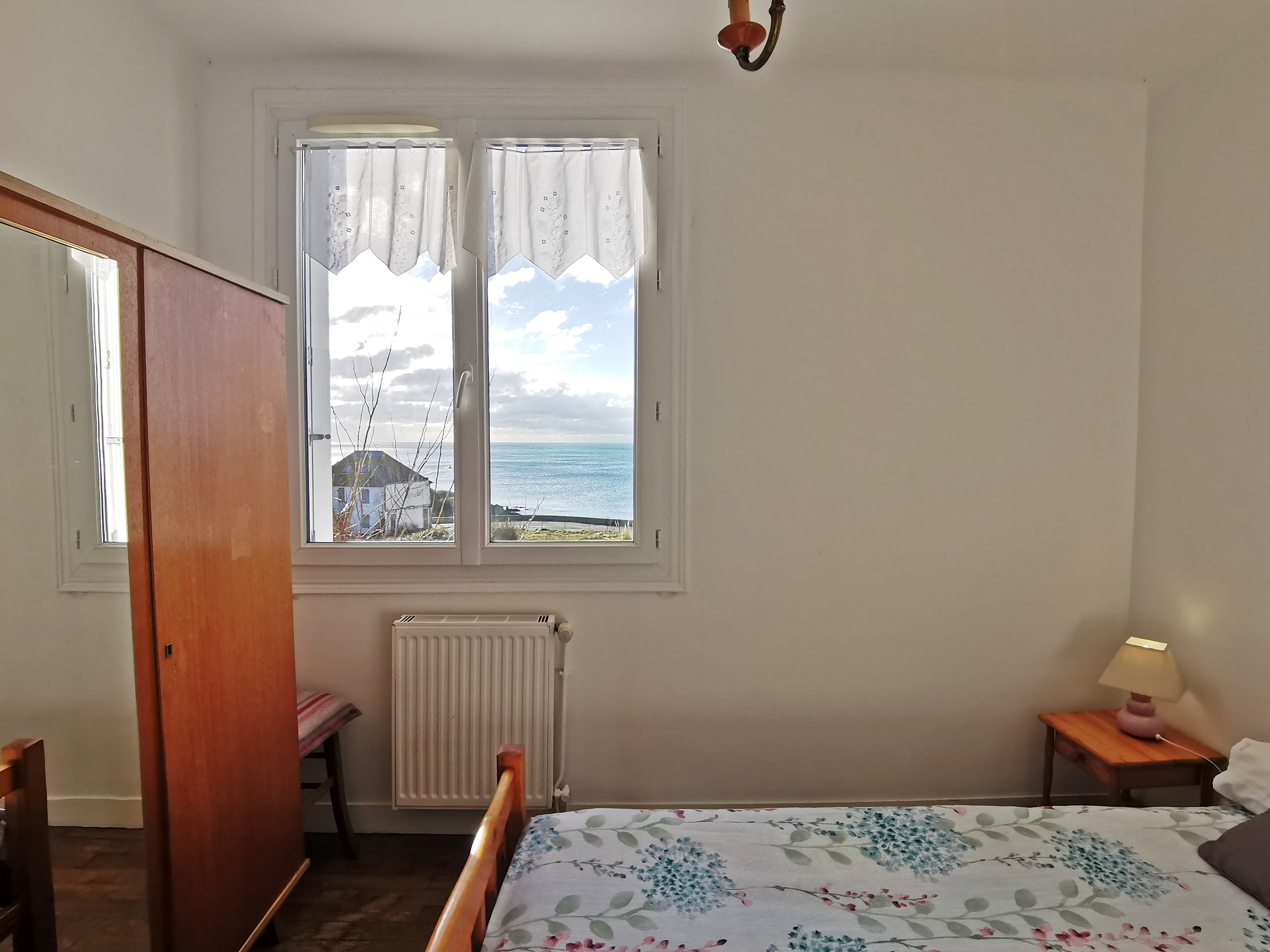 Bedroom 3 with sea view