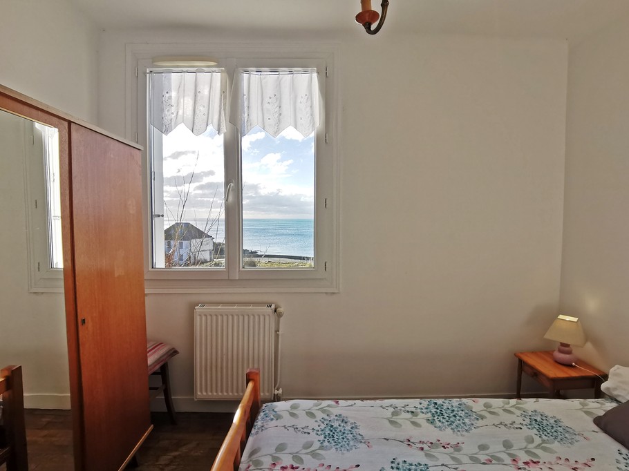 Bedroom 3 with sea view