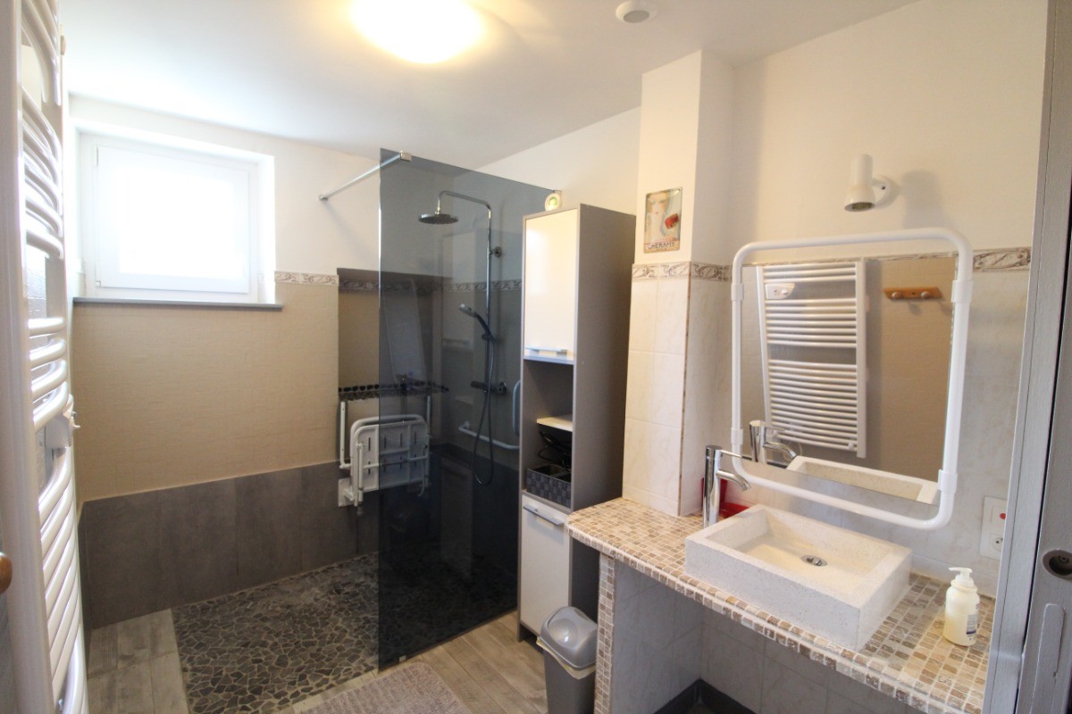 Salle d'eau accessible - Appartement RDC - Gites du Mourot