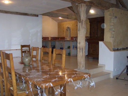 la salle commune et la cuisine du gîte