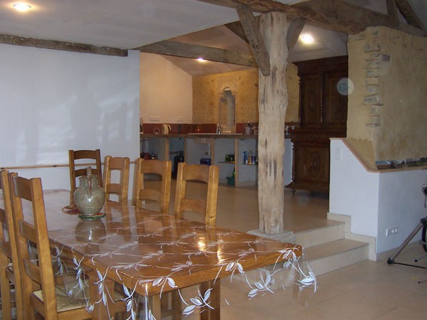 la salle commune et la cuisine du gîte