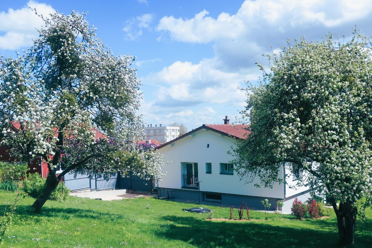 Jardin arboré du gîte au printemps - Gite Bassompré