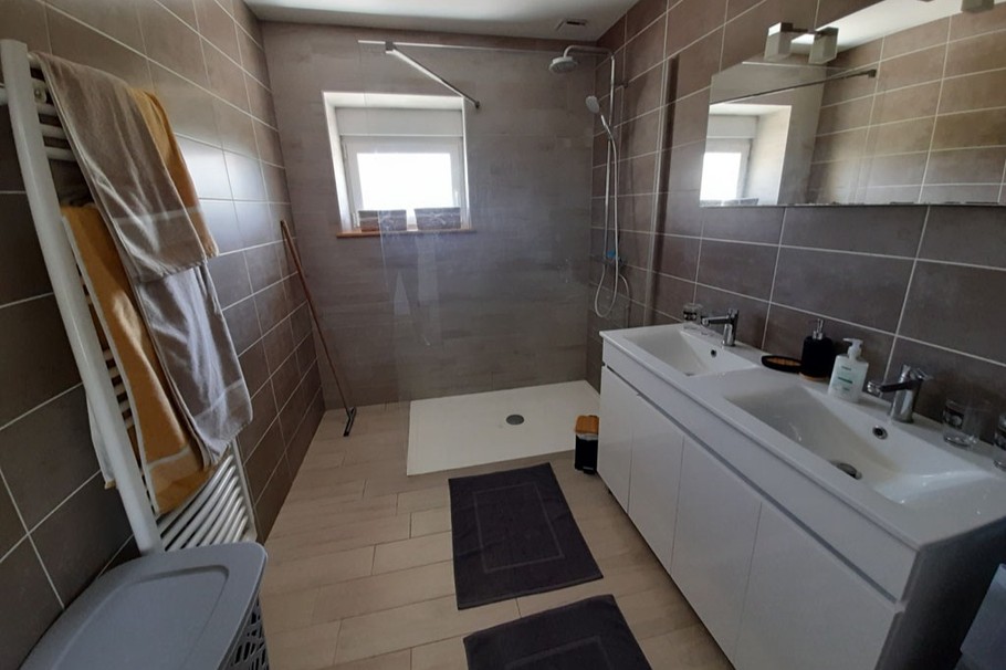 Salle d'eau spacieuse,douche àl'italienne,2 vasquesdouche