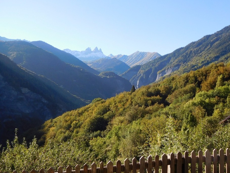 Les Aiguilles d'Arves vues depuis la terrasse du "gîte Chez Paul" - Hameau calme et ensoleillé en direction de la station de La Toussuire Les Sybelles - Savoie