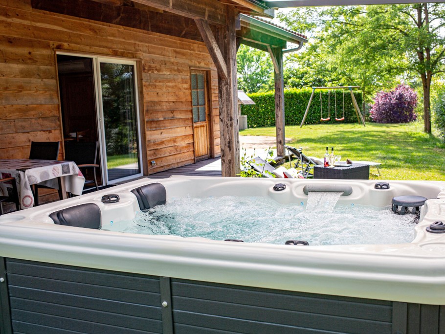 Chalet Cèdre : Profitez de moments de détente grâce au spa jacuzzi privatif !