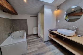 Salle de bain à l'étage, avec douche