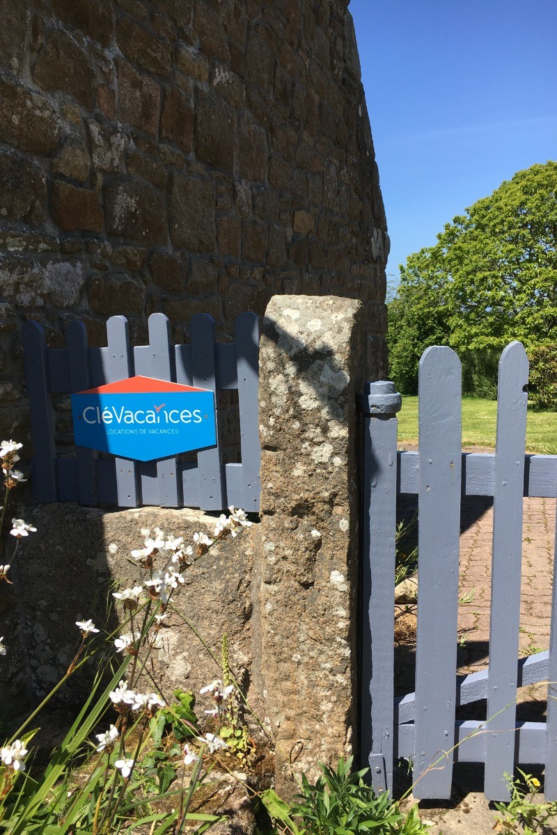 Entrée coté jardin clos