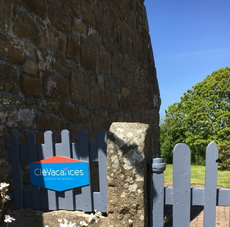 Entrée coté jardin clos