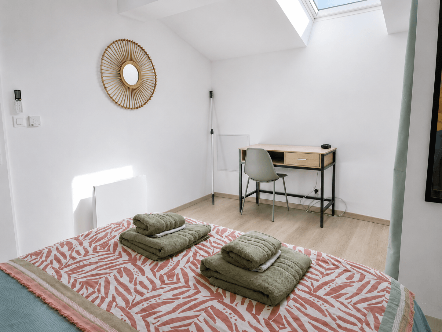 Chambre avec bureau