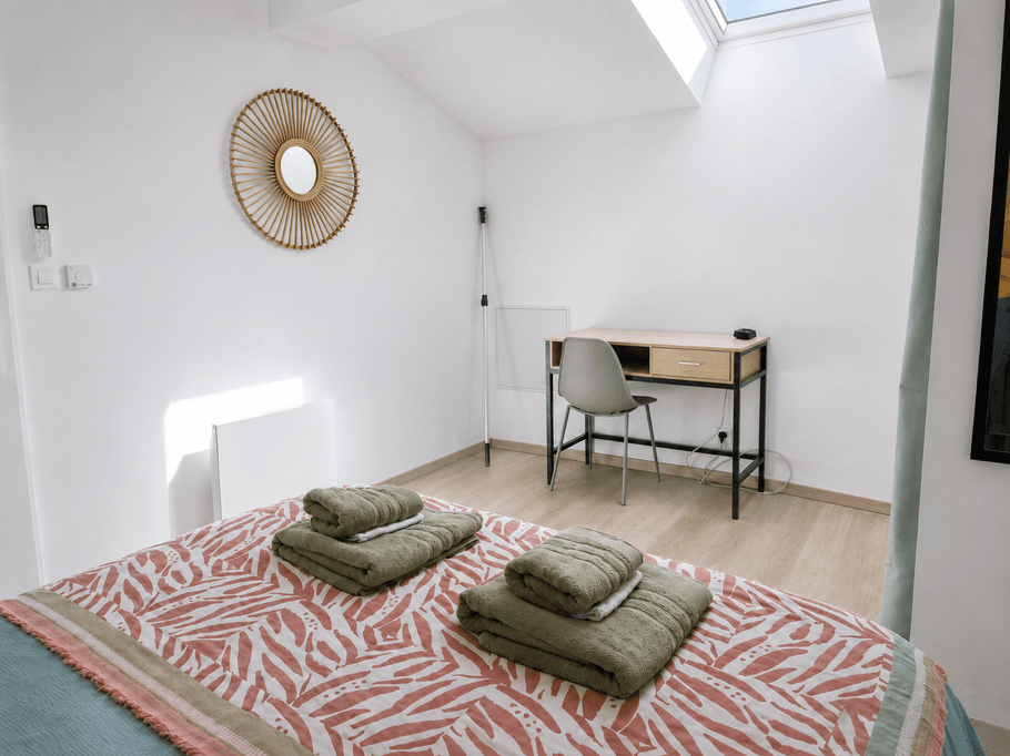 Chambre avec bureau