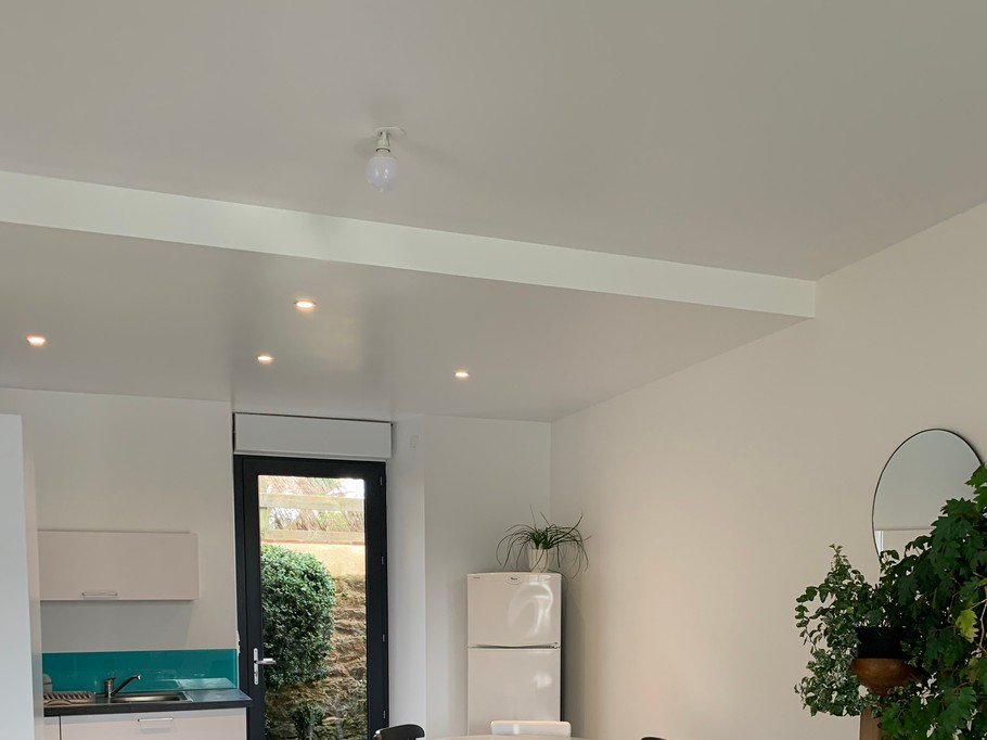 Aperçu du coin repas depuis le salon .