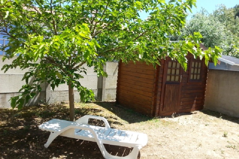 Jardinet sur l'arrière de la maison