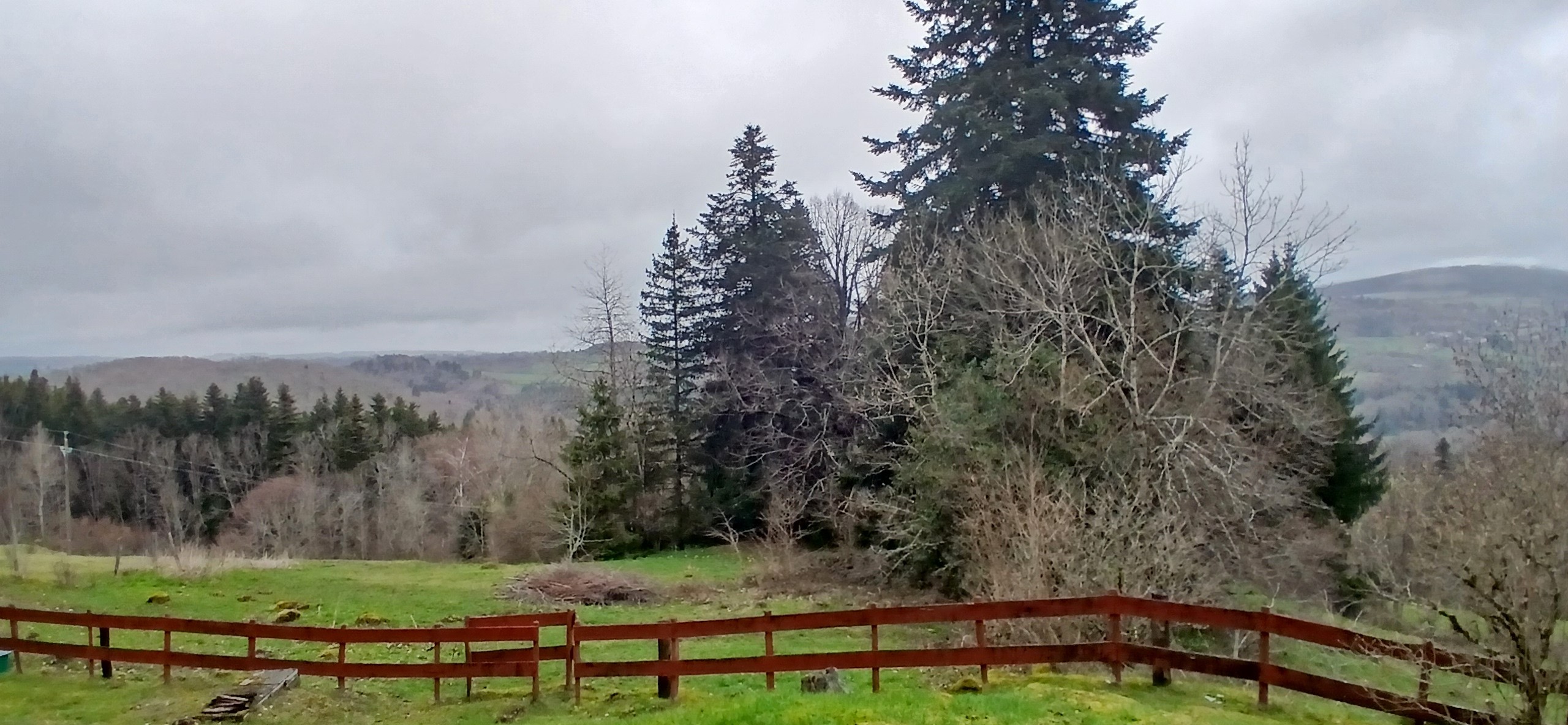 Gîte "Les Bannes", Saint Sauves d'Auvergne : Outdoors