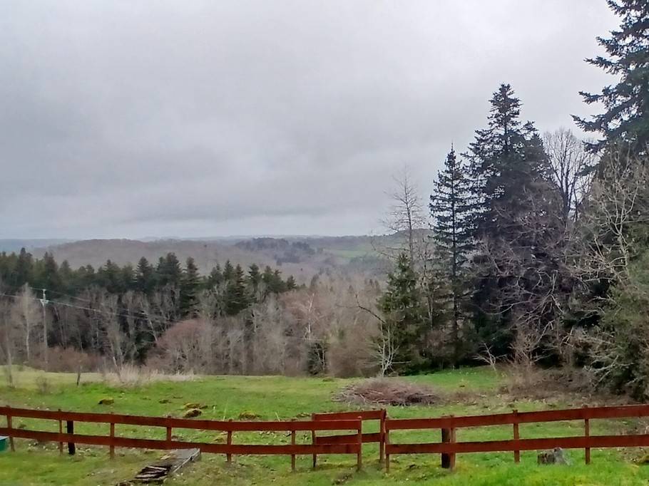 Gîte "Les Bannes", Saint Sauves d'Auvergne : Outdoors