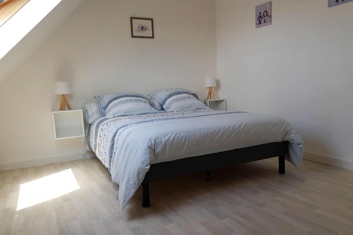 étage : chambre 2 avec lit 160 et placard penderie