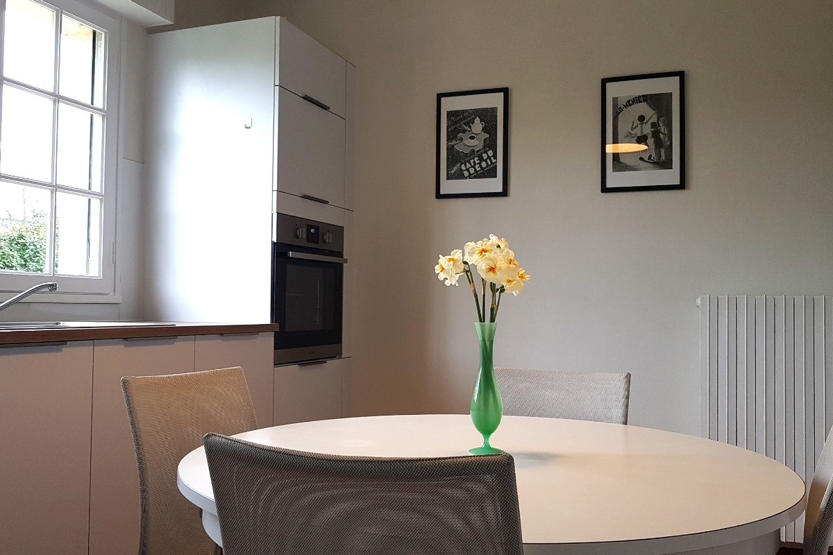 Cuisine lumineuse et entièrement refaite à neuf, avec vue sur l'agréable jardin.
