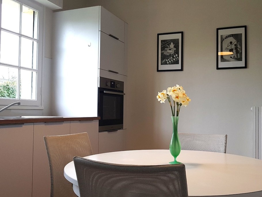 Cuisine lumineuse et entièrement refaite à neuf, avec vue sur l'agréable jardin.