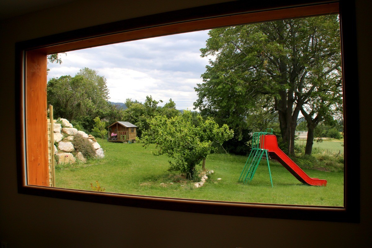 Jardin avec jeux enfants