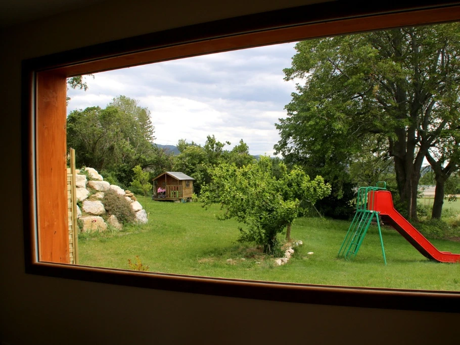 Jardin avec jeux enfants