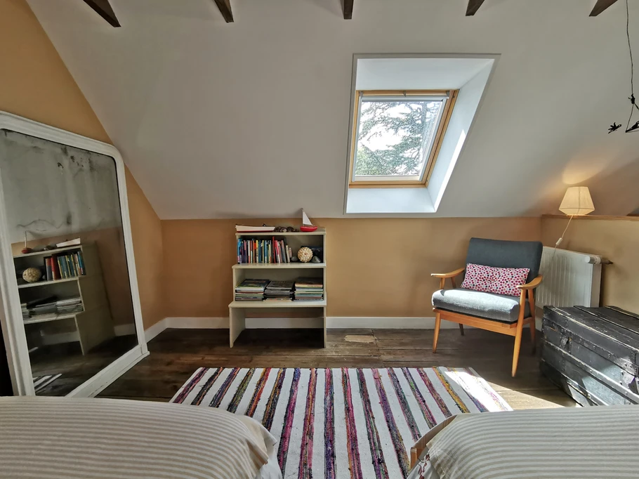 Floor 2: Tristan bedroom with 2 single beds (90cm)