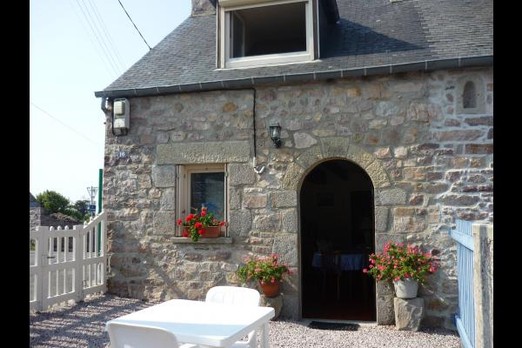 Cour avec salon de jardin et barbecue