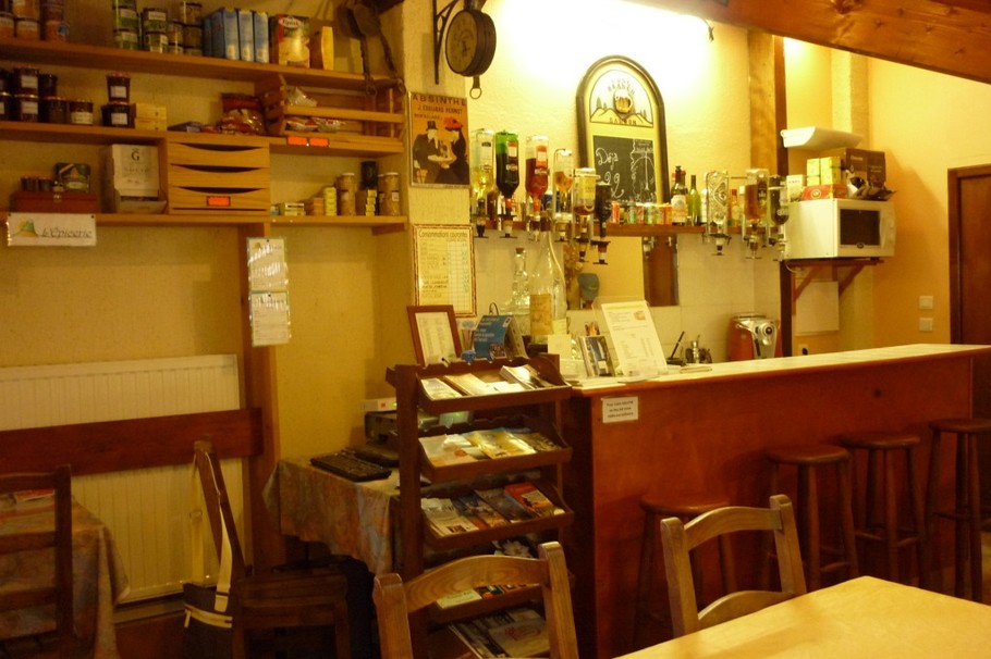 Bar avec ordinateur en libre service