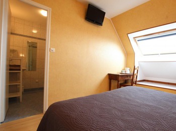 chambre jaune:/ Salle d'eau et wc privé