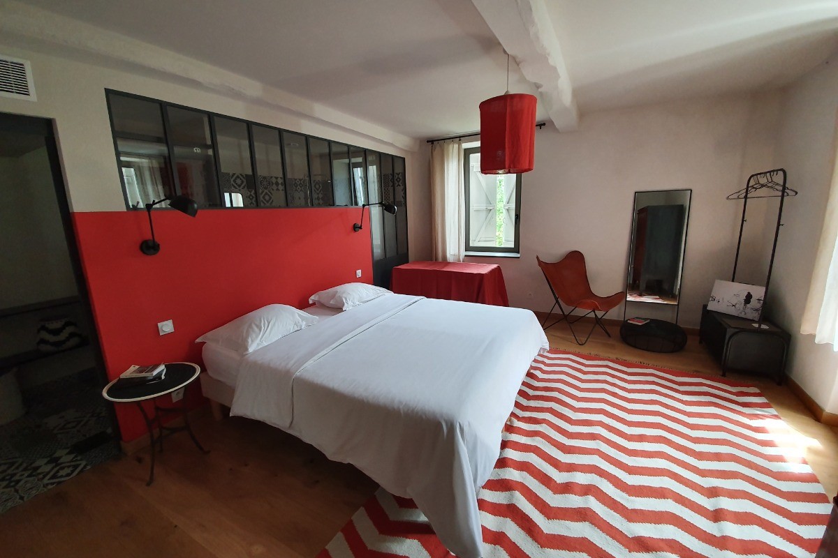 La chambre Côté terrasse, ambiance atelier, accessible pmr