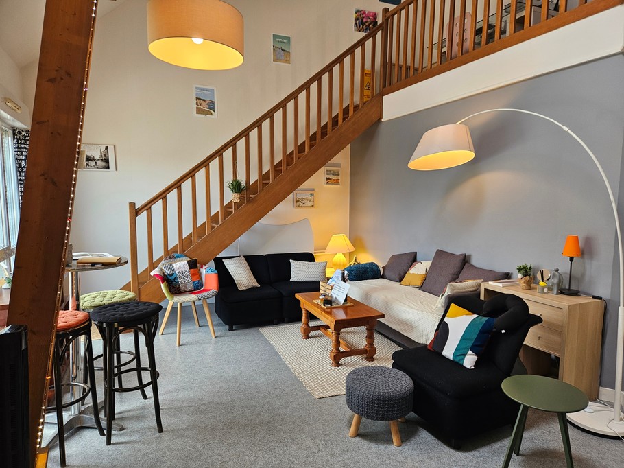 Pièce de vie très agréable, haute de plafond et lumineuse avec salon et bureau. Cuisine ouverte.