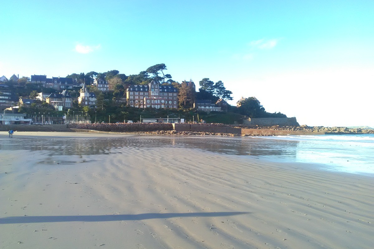 La plage à marée basse.