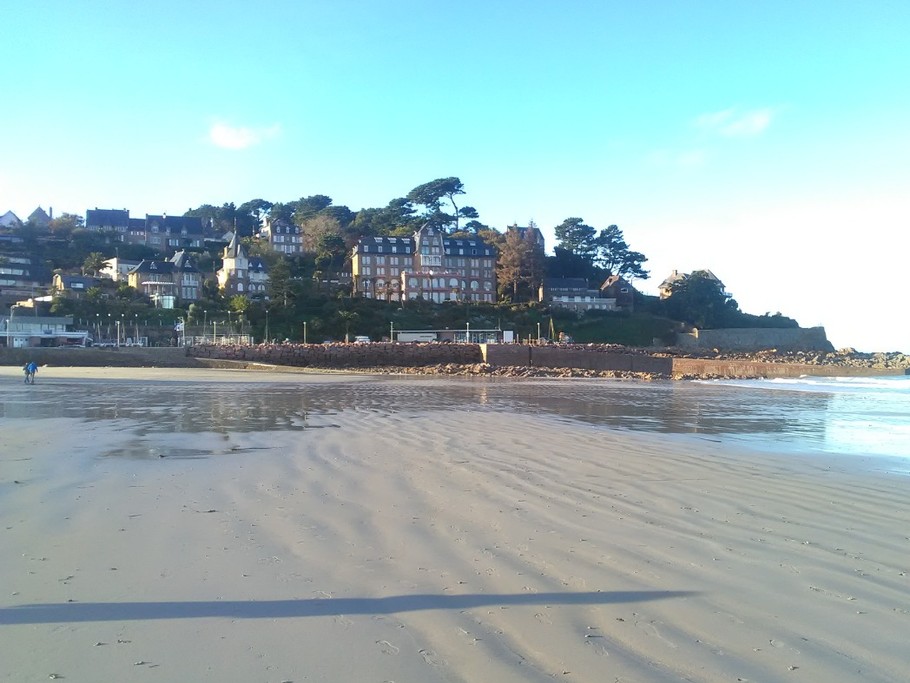 La plage à marée basse.