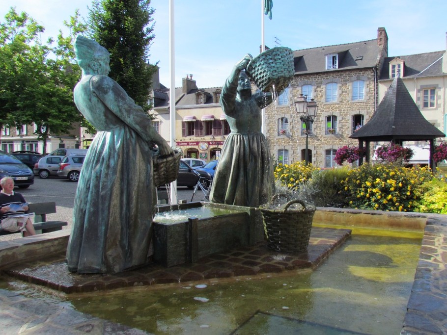 La Place de l'église et la fontaine des Laveuses d'huîtres à Cancale.
Crédits photos : ADT 35 COCHERIE-Angélique