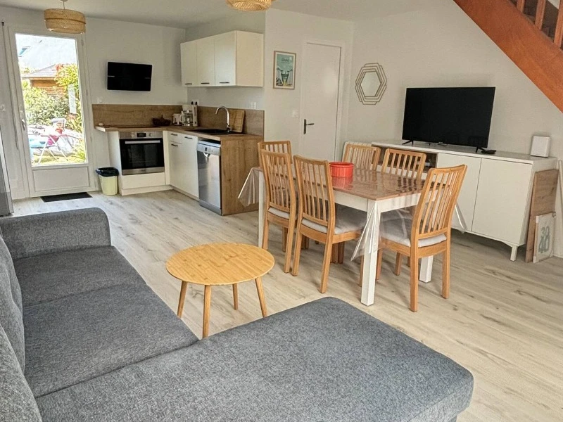 Au rez-de-chaussée, grande pièce de vie avec un coin séjour situé au milieu du coin cuisine et du coin salon. Accès direct à la terrasse depuis la cuisine.