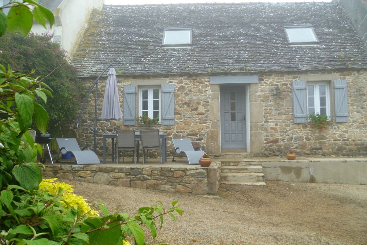 maison en pierre avec terrasse