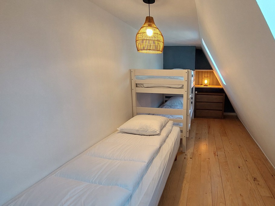 chambre 3 avec lits superposés et lit en 90