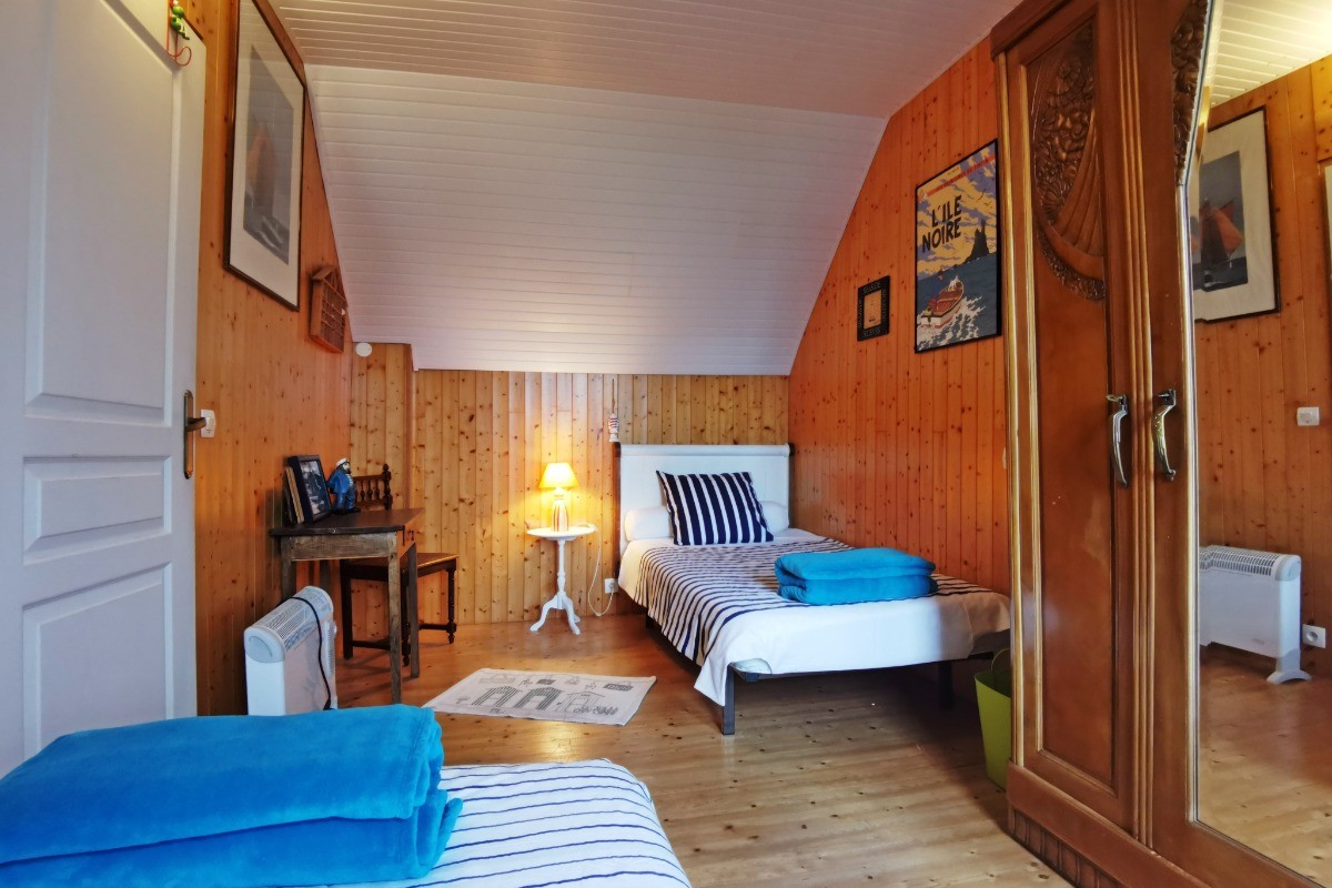 First floor: Bedroom 2 with 2 single beds