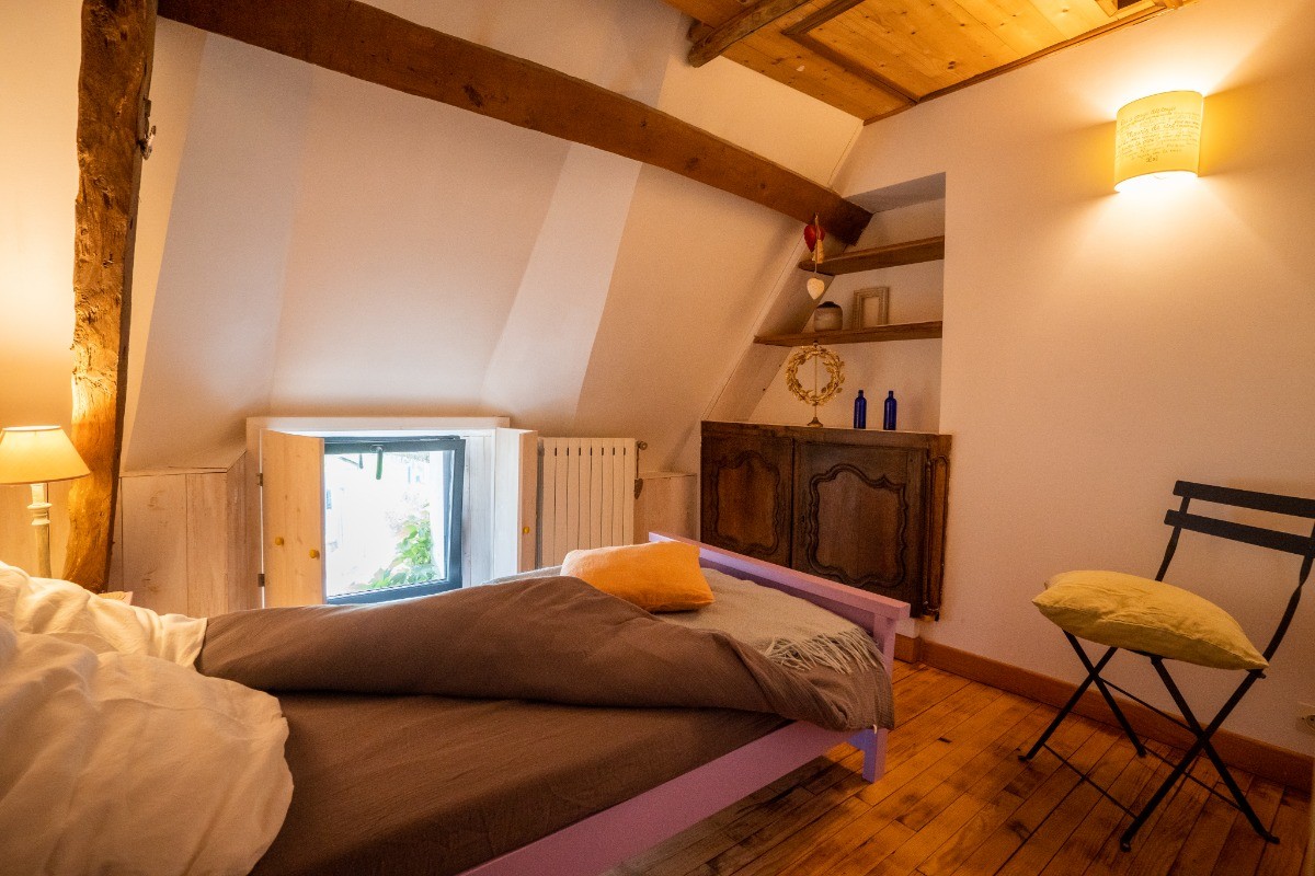 1 Couchage , rangement et  patère