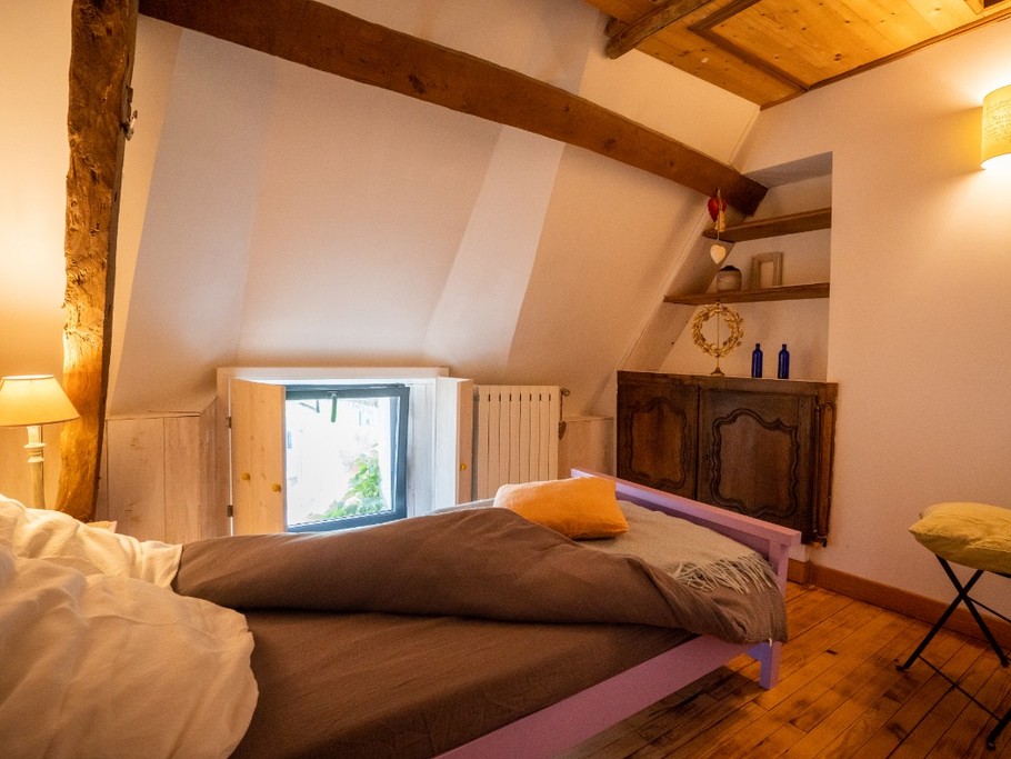 1 Couchage , rangement et  patère