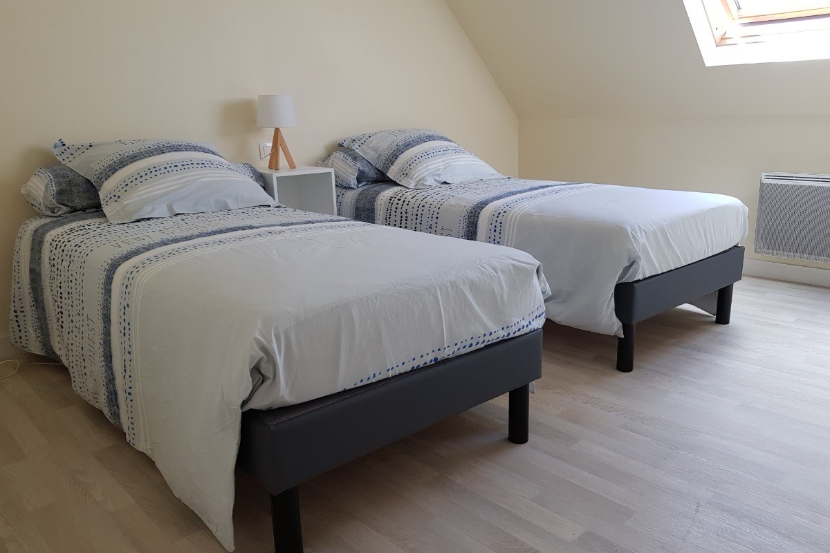 étage : chambre 3 avec 2 lits 1 pers et placard penderie