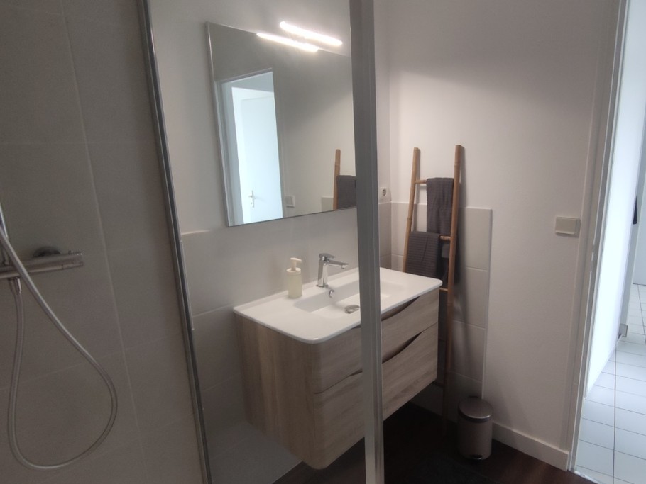 salle de bain ( serviettes fournies avec supplément)