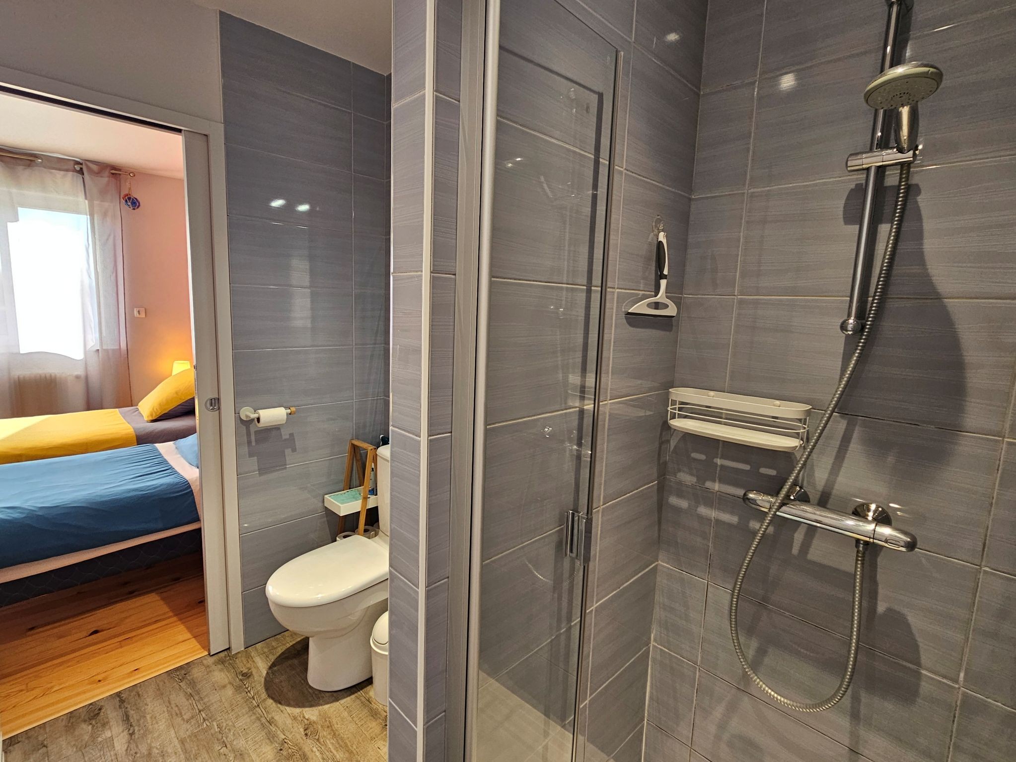 Salle d'eau avec toilettes commune pour la famille de 4 personnes "Les Baleines"
